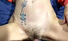 La nonna tatuata con le regioni basse non depilate viene riempita di sperma