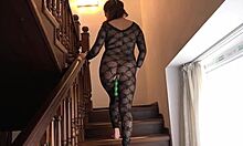 Ibu rumah tangga berpayudara besar dengan vagina berbulu dan payudara besar memuaskan dirinya sendiri di tangga dalam video POV