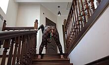 Прсата МИЛФ са длакавом пичком и великим сисама ужива на степеницама у ПОВ видеу
