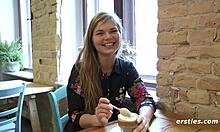 Η Δανέζα καλλονή εξερευνά τον τριχωτό κόλπο της με ένα γυάλινο παιχνίδι