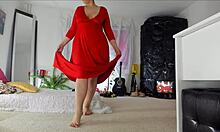 Sensuel moden Sonias hjemmevideo viser sine drillende stillinger i en lang rød kjole, der afslører hendes behårede opskørt, ben, fødder og hofter, med naturlige bryster