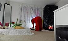 Video rumah Sonias yang matang dan sensual mempamerkan pose menggoda dalam gaun merah panjang, memperlihatkan upskirt, kaki, kaki, dan pinggul berbulu, dengan payudara semulajadi