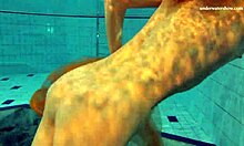 Nastya si spoglia e mostra la sua attraente figura nuda in piscina!