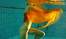 Настя се съблича и показва привлекателната си гола фигура в басейна