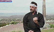 Instruktor karate a jeho přítelkyně se zapojují do erotické trojky