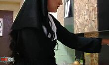 Молодые монахини исследуют альтернативные профессии в домашнем видео