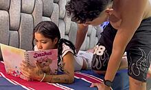 Malá Latinoameričanka prehrá hru nožníc a dostane odplatu drsným sexom v domácom videu