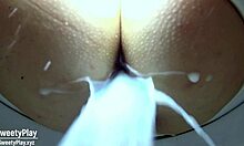 Prachtige dikke vrouwen vriendinnen kinky anale melk klysma vastgelegd op toilet cam