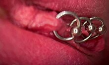 Intenso primo piano di genitali piercing e minzione in una compilation di quattro video