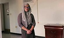 Amerikansk MILF får sitt ansikte och rövhål knullade i hijab cosplay