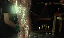 Νεαρή γυναίκα συγκρατημένη και διεισδύει έντονα σε σκηνή BDSM