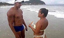 Egy forró találkozás a tengerparton egy csábító partnerrel, aki izgalmas seggbebaszásban részesített