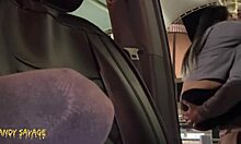 Garota universitária asiática faz um boquete e é fodida em um carro