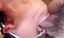 Söpö tyttö, jolla on matalat hengittimet saa sylkeä paahdettu ja suukapula sisään kotitekoinen fetissi video