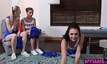 Para cheerleader mungil menikmati seks kelompok di sofa di rumah