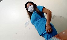 Solvio, medicinska sestra, zapelje režiserjevo odsotnost, da naredi domači porno posnetek
