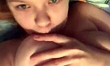 Mollige tiener geeft zich over aan zelfgenoegzaamheid voor de webcam