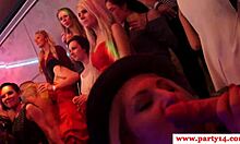 Amatör Avrupalı erkekler vahşi bir parti sırasında oral seks yapıyorlar
