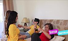 Celestina Bloom og Lexi deler et hett stesøstermøte hjemme