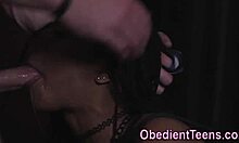 Tânăra adolescentă neagră face o muie adâncă unui penis mare într-un videoclip de casă