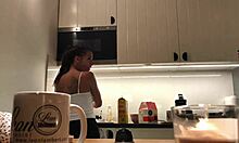 Босая красотка Сильвия демонстрирует свои безупречные соски на кухне