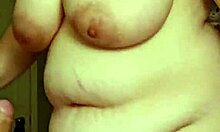 Moje žena, smyslná MILFka, se oddává smyslnému chvění břicha a prsou, když si užívám před kamerou. Zpětná vazba vítána
