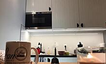 Силвиас, босонога беба, показује своје беспрекорне брадавице на кухињској камери