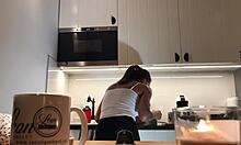 Barfote-babe Sylvias viser frem sine feilfrie brystvorter på kjøkkenet