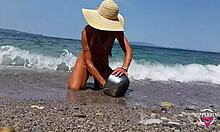 Une amatrice de plage avec plusieurs piercings dans une vidéo maison