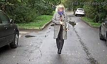 מילף עטויה בניילון עם חזה גדול מציגה את הנכסים שלה בסרטון סולו בחוץ