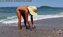 Аматьорско плажно маце с множество пиърсинги в домашно видео