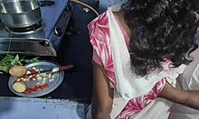 Аматерски пар из руралне Индије ужива у домаћем кухињском сексу у положају иза леђа