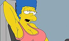 Marge, tuhma kotirouva, saa anaaliseksiä sekä kuntosalilla että kotona miehensä poissaollessa, taustalla humoristinen Simpsonit-aiheinen Hentai-sarjakuva