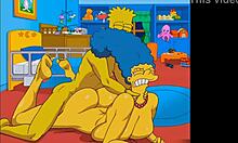 Marge, a szemtelen háziasszony, férje távollétében anális szexet él át az edzőteremben és otthon