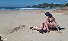 Dvě ženy se líbají nahé na brazilské pláži