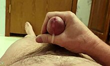 Ropa rasgada durante un orgasmo intenso
