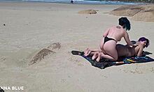 Două femei se sărută nud pe o plajă braziliană