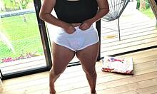 En brasiliansk stedmor viser sine kurver i shorts og g-streng