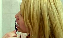 Bedårende blonde kjæreste Olya forfører med store pupper mens hun dusjer hjemme