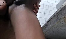 Секси момиче в тоалетната: Непрекъснато видео на нея в прозрачно и мрежесто бельо