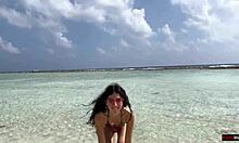 Χρυσό ντους σε παραλία στις Μαλδίβες για μια όμορφη κοπέλα που κατουράει