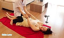 Azjatycka masażystka daje zmysłowy masaż