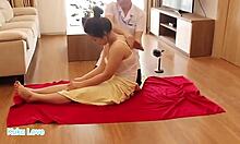 Massagista asiática dá uma massagem sensual