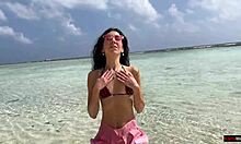 Zlatý déšť na pláži na Maledivách pro krásnou dívku, která močí