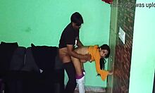 Pasangan Inggris menikmati seks rumahan dengan pacar India berbokong besar