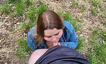 En barmfagre pige giver et blowjob og får sin fisse suttet på landet
