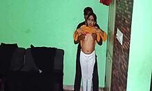 영국 커플이 큰 엉덩이 인도 여자친구와 집에서 만든 섹스를 즐긴다