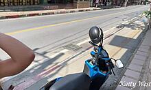Un hombre le ofrece asistencia a una chica con scooter, pero termina echando un polvo con ella y robándole el scooster