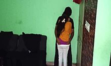 Britanski par uživa v domačem seksu s svojim velikim indijskim dekletom