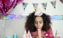 Pesta ulang tahun pasangan interracial dengan blowjob buatan sendiri